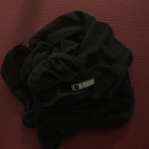 lululemon vinyasa scarf, black.